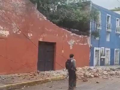 Cae parte de fachada de vivienda en el bulevar 5 de Mayo, lesiona a estudiante