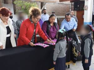 Presidenta del DIF de Cuautlancingo Tere Alfaro lleva sonrisas a los niños de la escuela Vicente Guerrero 