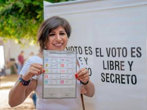 Llama Roxana Luna a votar con entusiasmo 