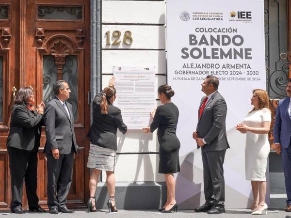 IEE coloca bandó solemne en los poderes del estado y ayuntamiento de Puebla 