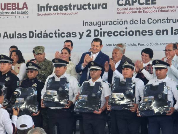 En gira de trabajo, Alejandro Armenta entrega aulas en SACH