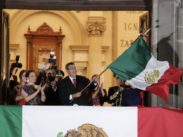 En familia, Puebla celebra 214 aniversario del Grito de Independencia 