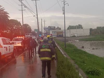 Desaloja a familias por crecimiento de niveles del vaso regulador Puente Negro