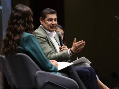 Exitoso diálogo de Armenta con jóvenes de la UPAEP reconociendo que ellas y ellos son el motor del desarrollo