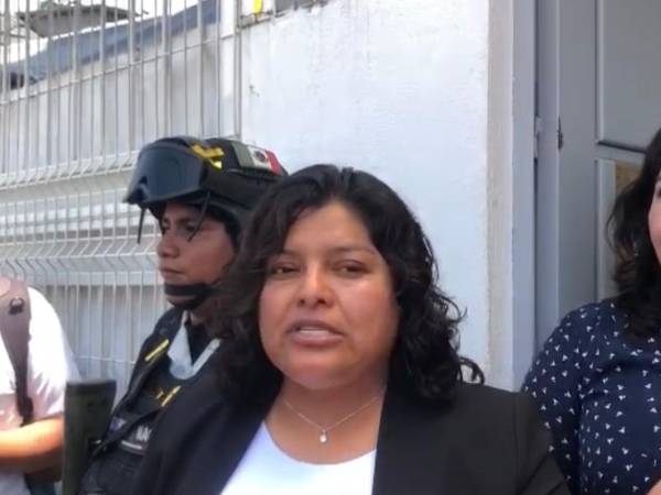 Felicita Karina Pérez a Tonantzin Fernández por su triunfo en San Pedro Cholula