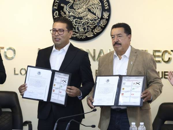 Recibe Néstor Camarillo su constancia de como Senador de la República 