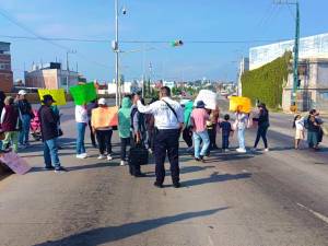 Protestan padres de la escuela Justo Sierra en Tlaxcalancingo, cierran carretera federal 