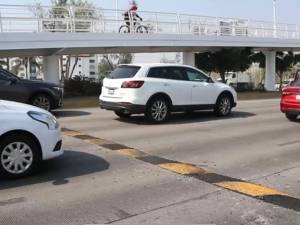 Instalan reductores de velocidad en carriles centrales de la Vía Atlixcáyotl