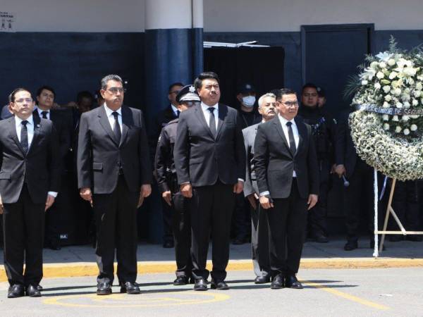 Homenaje a policías que perdieron la vida en cumplimiento del deber