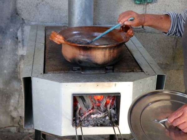 Reduce Bienestar uso de leña en viviendas poblanas