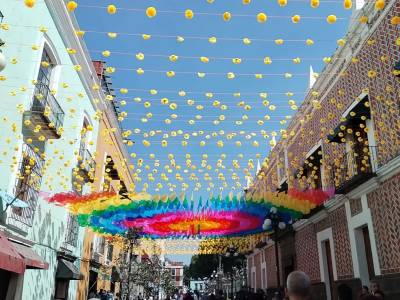 Se pinta de colorido y catrinas el andador peatonal de la 16 de Septiembre