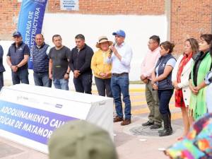 Entrega Mundo Tlatehui adoquinamiento de calle Izucar de Matamoros en San Francisco Acatepec