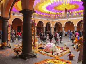 Expone Casa de Cultura obras del concurso artístico de altares y ofrendas