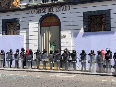 Resguardan mujeres policía la sede del Congreso por marchas del 8M