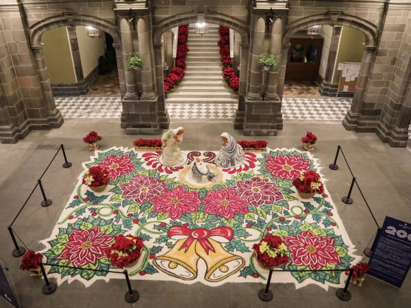 Nacimiento de talavera y alfombra artística transforman el Palacio Municipal