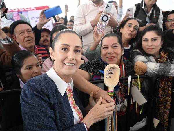 En Huauchinango, Puebla, presidenta Claudia Sheinbaum entrega nuevas tarjetas para la pensión Mujeres Bienestar