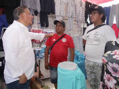 Fernando Morales visita el tianguis de &quot;Los Lavaderos&quot;