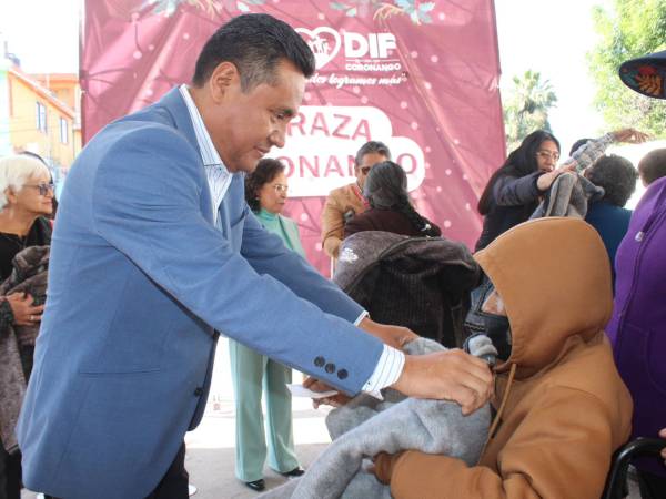 Reciben abuelitas y abuelitos de Coronango chamarras del programa &quot;Abraza Coronango&quot;