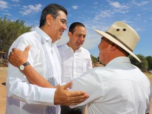 Presidente del Congreso, Eduardo Castillo acompaña a gira de trabajo al gobernador Sergio Salomón en la Mixteca Poblana