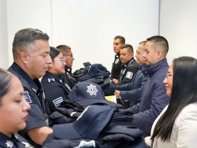 Entrega Mundo Tlatehui uniformes  a elementos de la Secretaría de Seguridad Pública