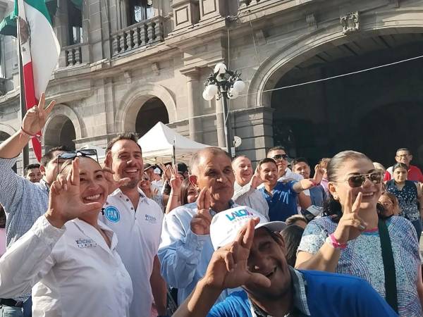 Alcalde, candidatos, funcionarios y regidores asisten al zócalo para ver el debate