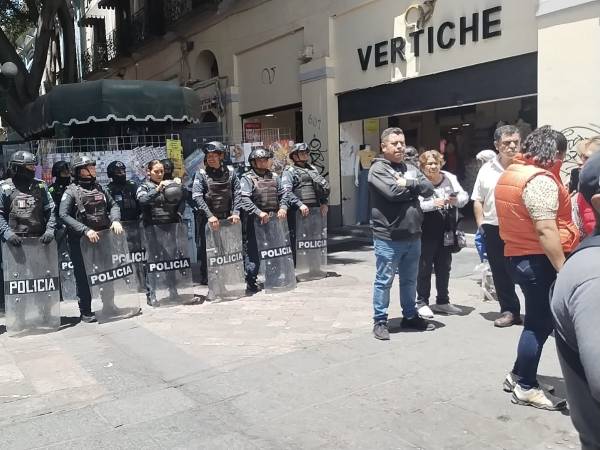 Realiza operativo para evitar instalación de ambulantes en el Centro Histórico 