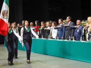 Encabeza Salomón ceremonia de graduación en el BINE