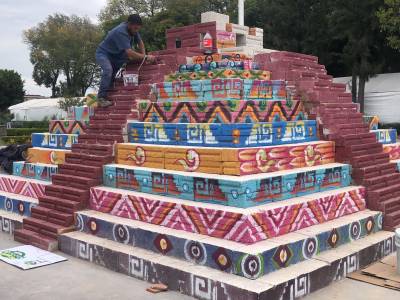 Artista plástico da color a pirámide construida en San Pedro Cholula