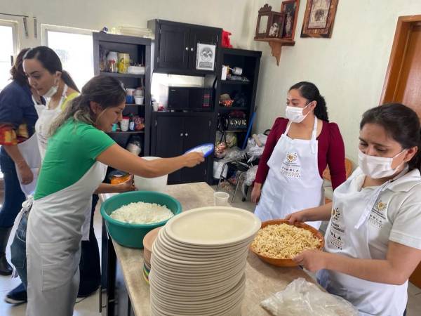 Voluntariado del Congreso de Puebla realiza jornada alimentaria en albergue del Hospital del Sur