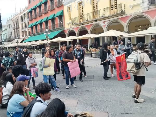 Marchan estudiantes de la BUAP para protestar por &quot;la matanza del 68&quot;