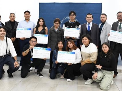 Se premia a los ganadores de los concursos “Creación Porra Institucional BUAP” y “Apantálla-te”