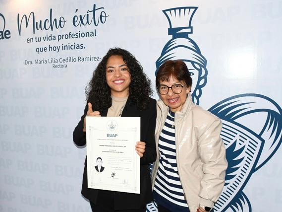 Entrega la Rectora María Lilia Cedillo Ramírez título a egresada con discapacidad auditiva