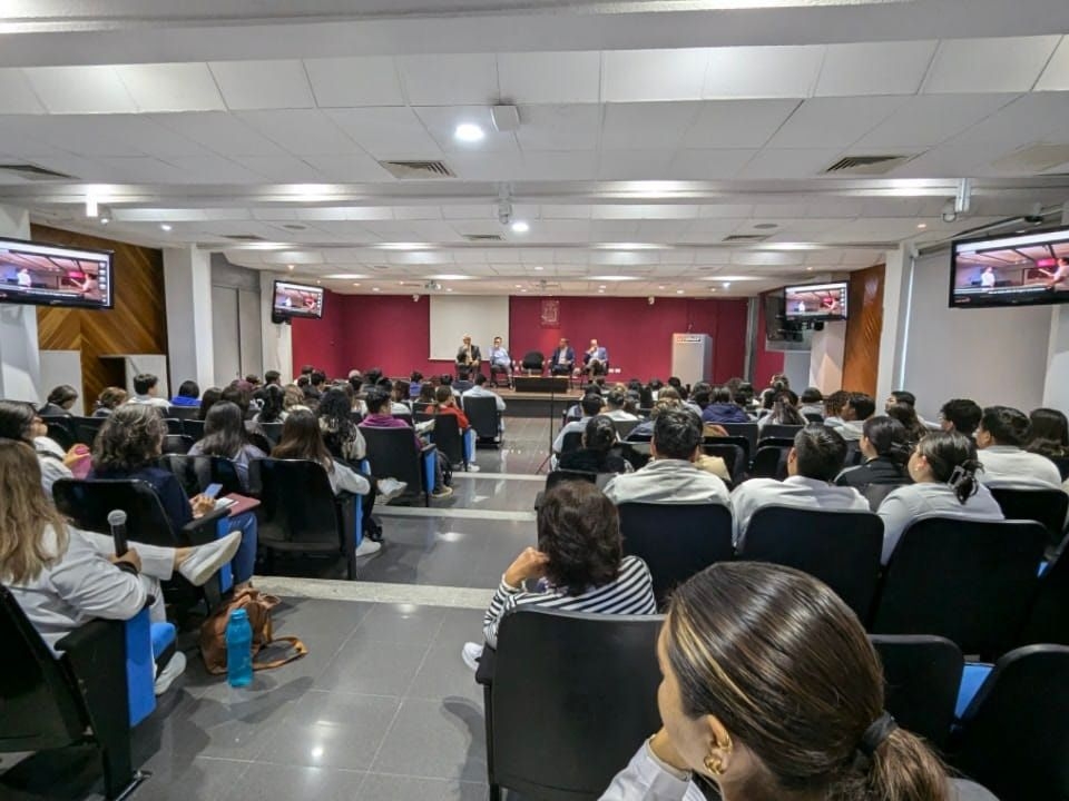 Diálogo entre directivos y estudiantes de Medicina en UPAEP