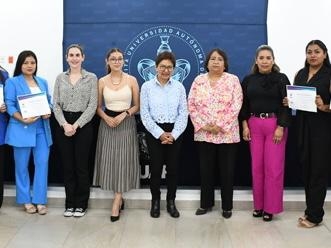 Entrega Rectora María Lilia Cedillo reconocimientos a estudiantes becarias de Abogadas MX