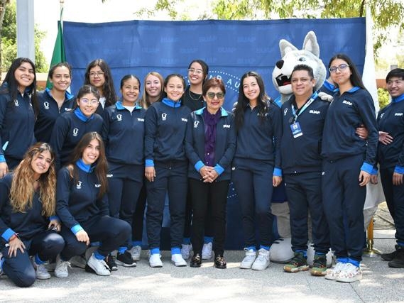 Entrega la Rectora María Lilia Cedillo Ramírez uniformes a la delegación de deportistas de la BUAP