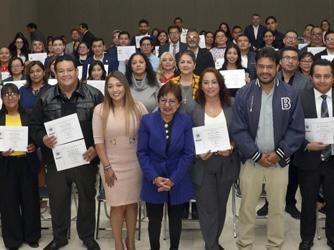 Entrega Rectora Lilia Cedillo constancias de capacitación a personal administrativo