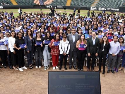 Universitarias BUAP reciben reconocimientos de la beca Women In by Emtech