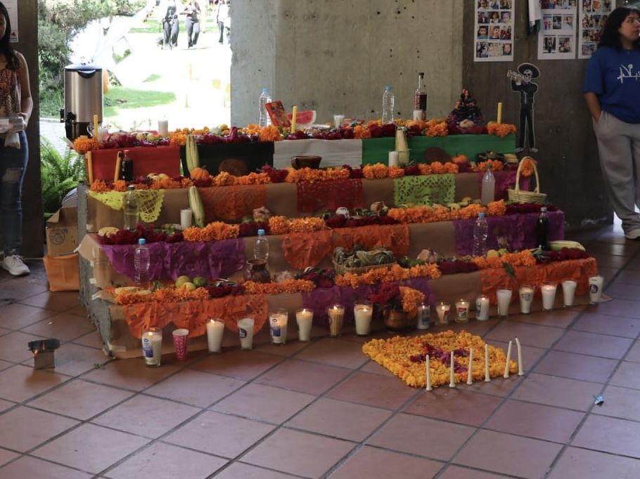 Estudiantes de comunidades indígenas celebran Día de Muertos en IBERO Puebla