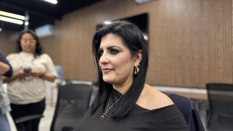 Buscan prohibir espectaculares para promoción disfrazada como una entrevista informativa