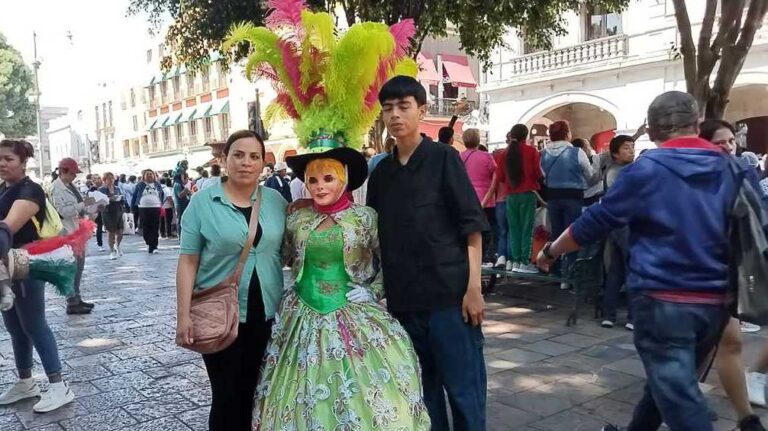 Viven poblanos y turistas desfile de Huehues en las calle de la capital