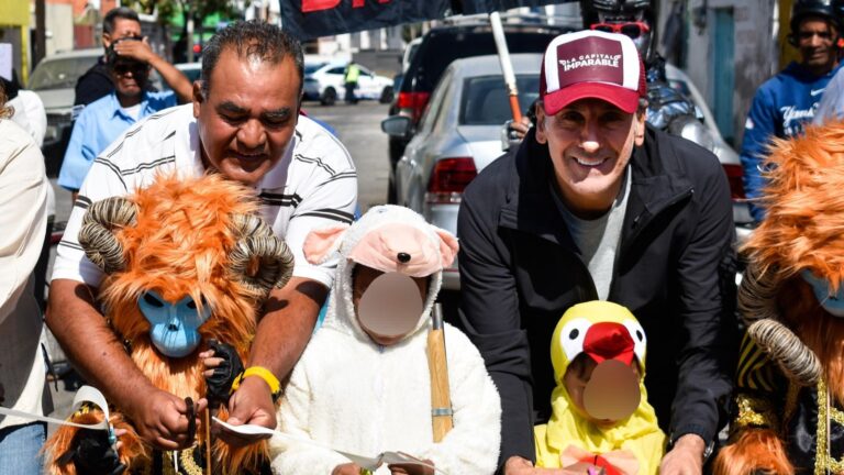 Acude Pepe Chedraui al corte de listón para el inicio del Carnaval de San Baltazar Campeche