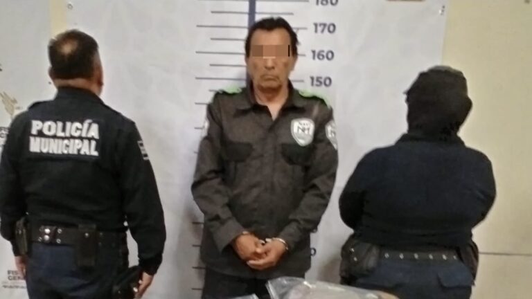 Elementos de la Dirección de Seguridad Publica de Cuautlancingo detienen a un hombre por robo agravado