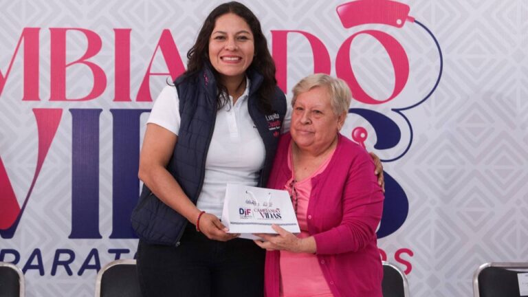 Impulsa Lupita Cuautle la inclusión con entrega de aparatos auditivos