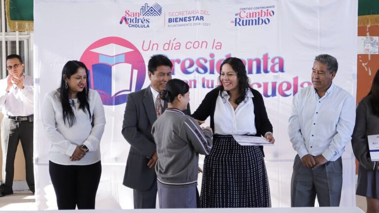 Convive Lupita Cuautle con estudiantes de San Luis Tehuiloyocan