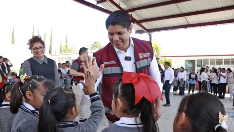 Entregan Omar Muñoz y Tere Alfaro obras de mantenimiento en escuela