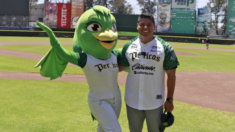 Firma Omar Muñoz convenio de colaboración con el equipo de béisbol “Pericos”