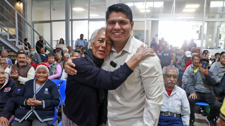 Omar Muñoz y Tere Alfaro entregan refrigerador a la estancia de día de Cuautlancingo 