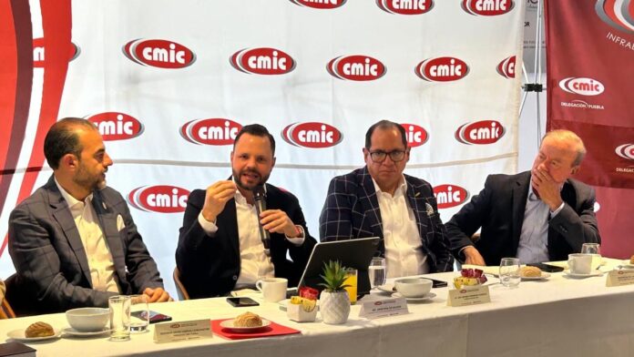 Presenta David Aysa Programa Anual de Obra Pública a integrantes de la CMIC