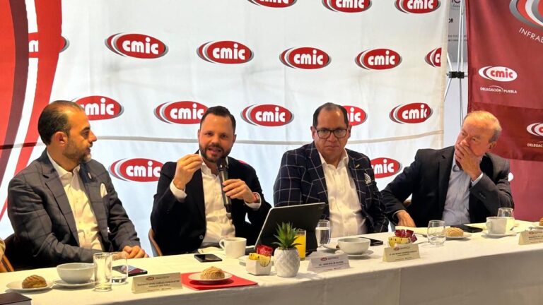 Presenta David Aysa Programa Anual de Obra Pública a integrantes de la CMIC