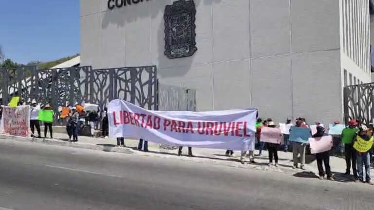 Pobladores de Ciudad Serdán secuestran el Congreso, exigen liberación de Uruviel González 